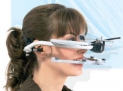 Protetik vstavi nove zobe-umetne zobe-zobna protetika.